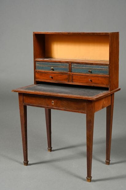 Petit bureau d'enfant en placage d'acajou,...