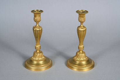Paire de flambeaux dans le style Louis XVI...