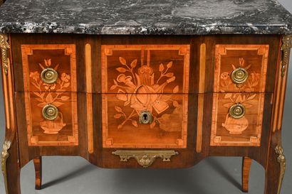 Commode en sauteuse Transition Louis XV-Louis...