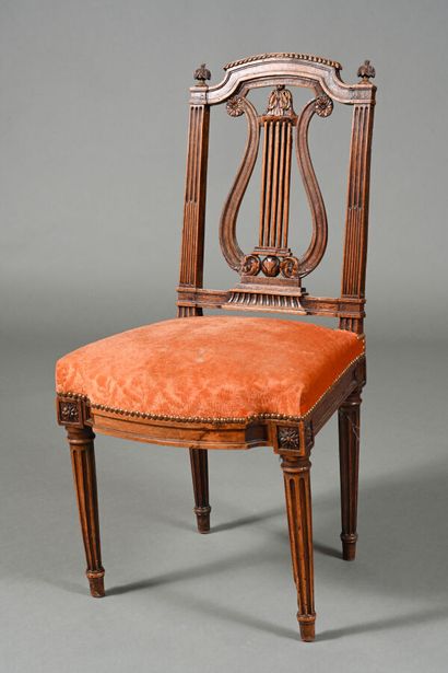 Petite chaise en noyer mouluré, sculpté de...