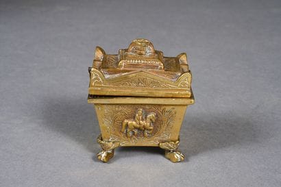 Encrier en bronze doré représentant le tombeau...