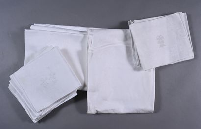 Linge de maison : lot comprenant une grande...