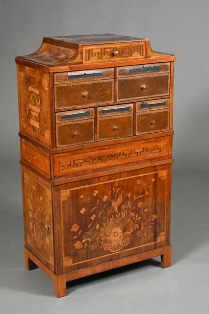 Cartonnier de bureau dans le style Louis...