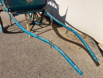 Voiture hippomobile en bois repeint en bleu,...