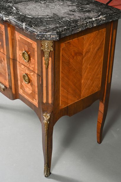 Commode en sauteuse Transition Louis XV-Louis...