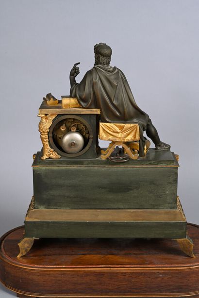 Importante pendule en bronze patiné vert...
