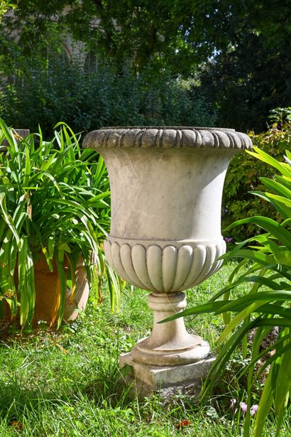 Paire de vases Médicis de jardin en marbre...