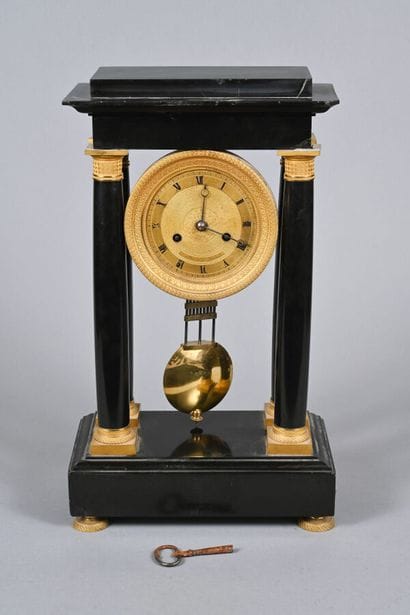 Pendule portique en marbre noir et bronze...