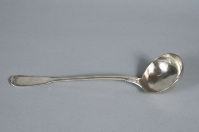 Louche en argent modèle au filet. 
Poinçon...