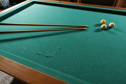 Billard français en noyer et hêtre, sur quatre...