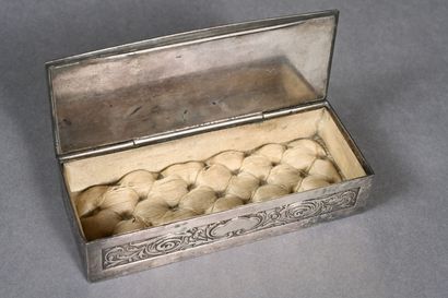 Boîte en métal à décor sur le couvercle de...