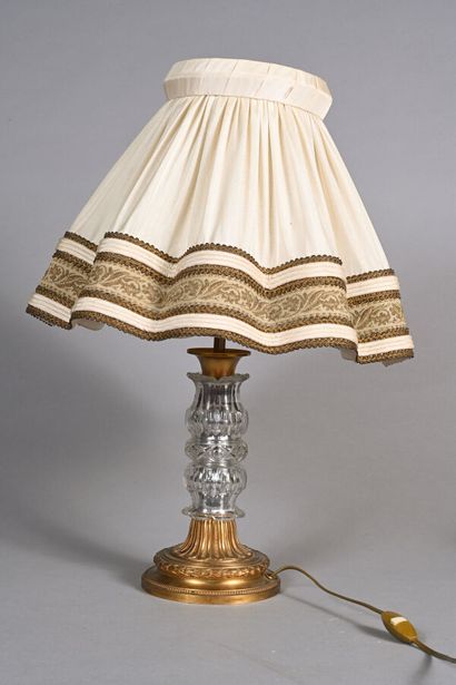 Lampe en bronze doré à piètement dans le...
