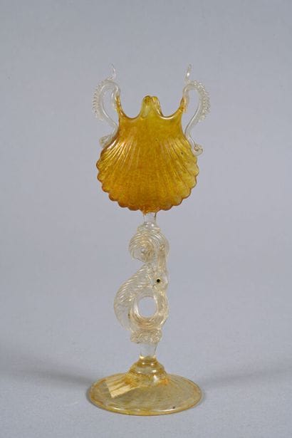 MURANO. Joli vase sur pied, soufflé, pincé,...