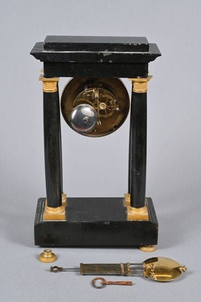 Pendule portique en marbre noir et bronze...