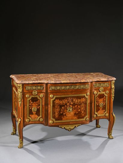 Commode d'apparat en placage et marqueterie...