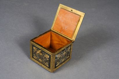 Petite boite en métal à âme en bois, à décor...