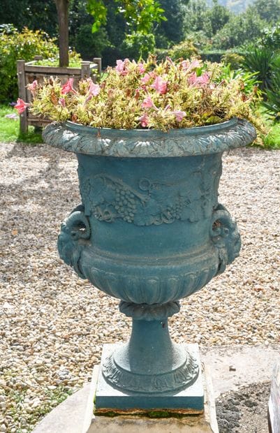 Paire de vases Médicis de jardin en fonte...