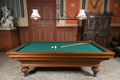 Billard français en noyer et hêtre, sur quatre...