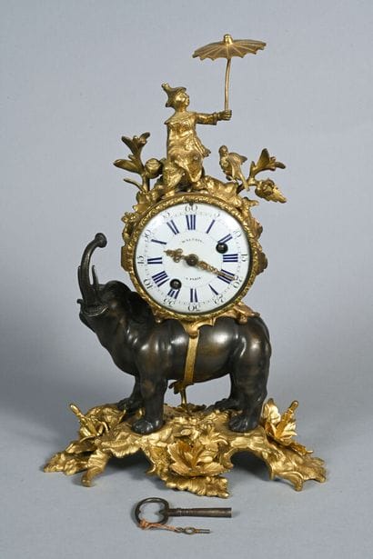 Pendule à l'éléphant, la trompe en l'air,...