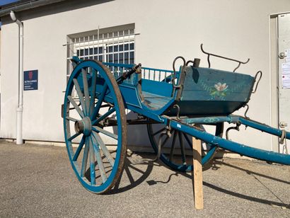 Voiture hippomobile en bois repeint en bleu,...