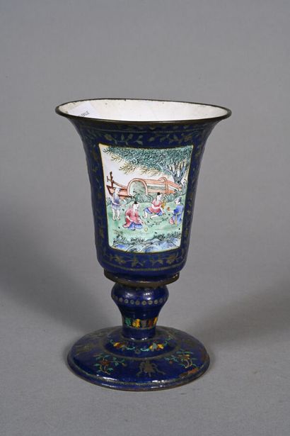 CHINE, 
Coupe en forme de calice sur piédouche,...