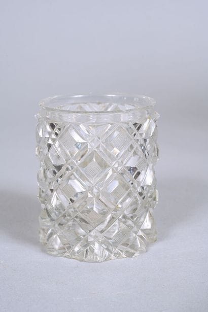 Gobelet en cristal taillé à facettes. 
XIXe...