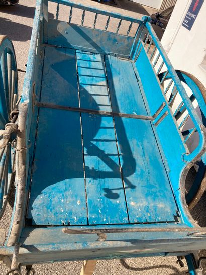 Voiture hippomobile en bois repeint en bleu,...