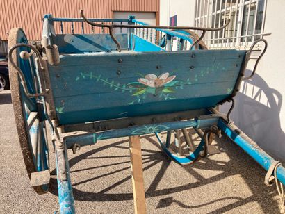 Voiture hippomobile en bois repeint en bleu,...