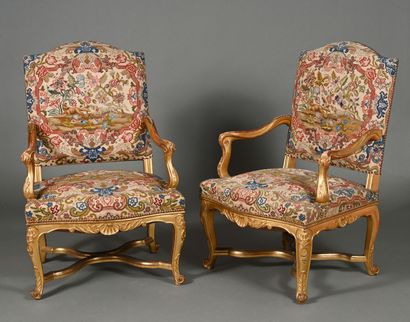 Paire de fauteuils à la Reine dans le style...