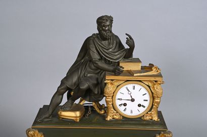 Importante pendule en bronze patiné vert...