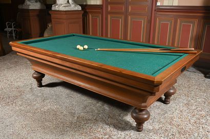 Billard français en noyer et hêtre, sur quatre...