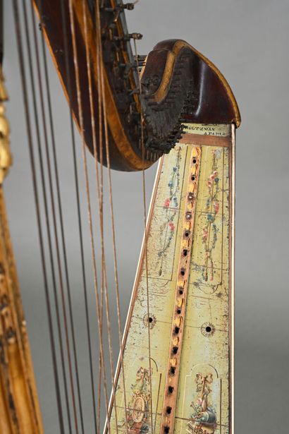Harpe à mécanisme à crochets pour 38 cordes...