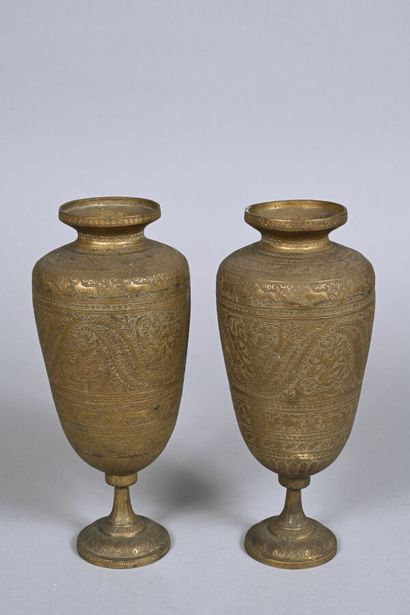 Paire de vases en bronze en forme d'amphore...