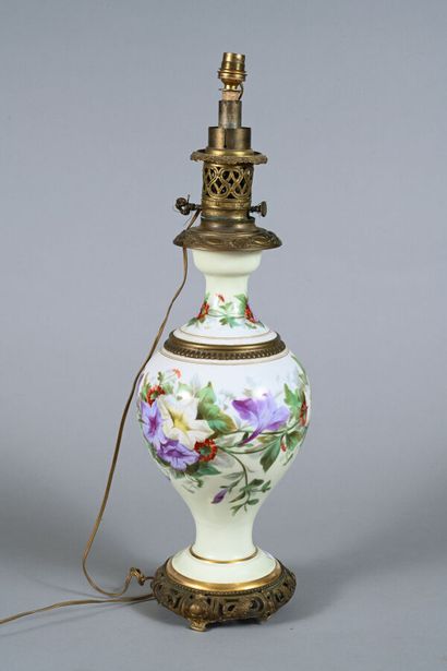Lampe à pétrole de forme balustre en porcelaine...