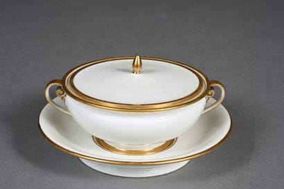 SÈVRES
Bouillon couvert à deux anses et son...