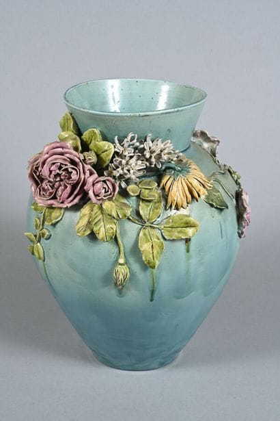 Vase en barbotine à décor polychrome de fleurs...