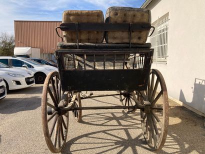 Voiture hippomobile de type calèche en bois...