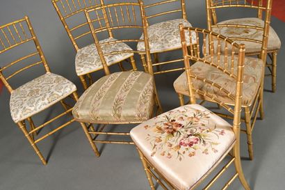 Suite de sept chaises en bois doré, tourné...