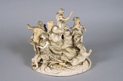 Groupe en céramique émaillée blanc figurant...
