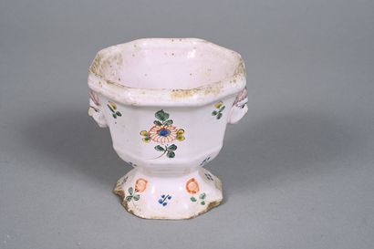 Bouquetière d'applique à paroi godronnée...