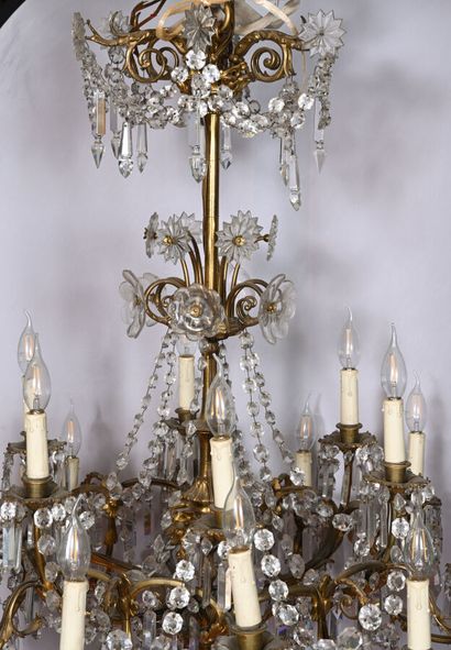 Lustre en bronze doré orné de fleurs et feuillages,...