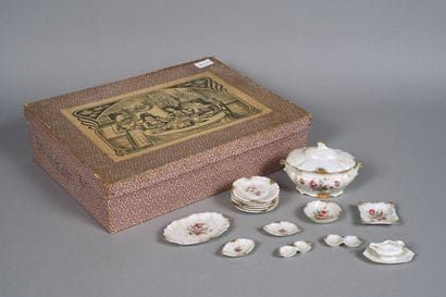 Dînette d'enfant en porcelaine à décor polychrome...
