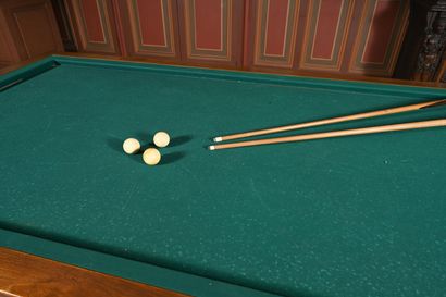 Billard français en noyer et hêtre, sur quatre...