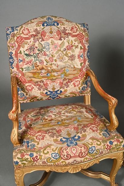 Paire de fauteuils à la Reine dans le style...