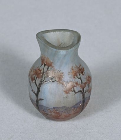 DAUM - NANCY 
Vase miniature à corps sphérique...