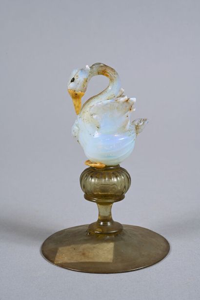 MURANO. Joli vase sur pied, soufflé, pincé,...