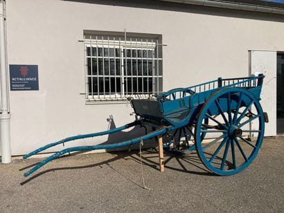 Voiture hippomobile en bois repeint en bleu,...