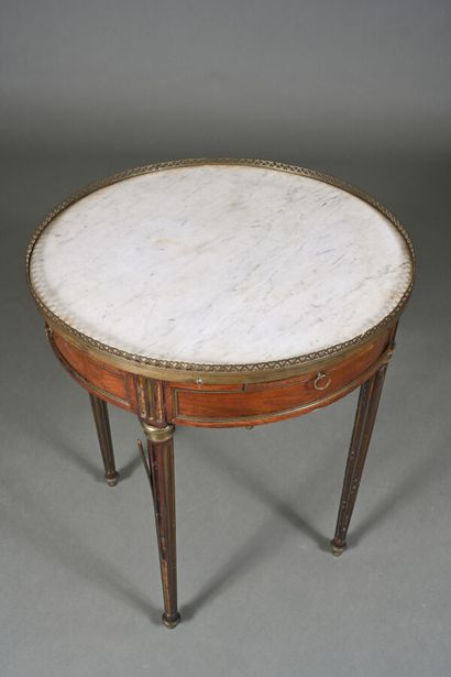 Table bouillotte dans le style Louis XVI...