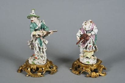 Paire de statuettes en porcelaine polychrome...
