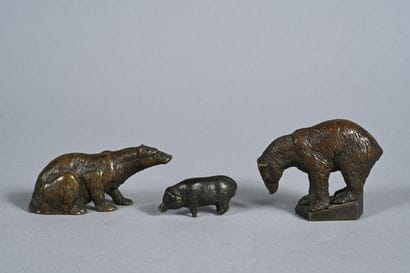 Trois sculptures en bronze patiné, figurant...